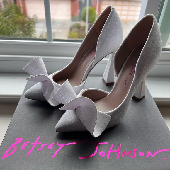 Betsey Johnson Glittering Silver Bow Pumps - Picture 1 of 2